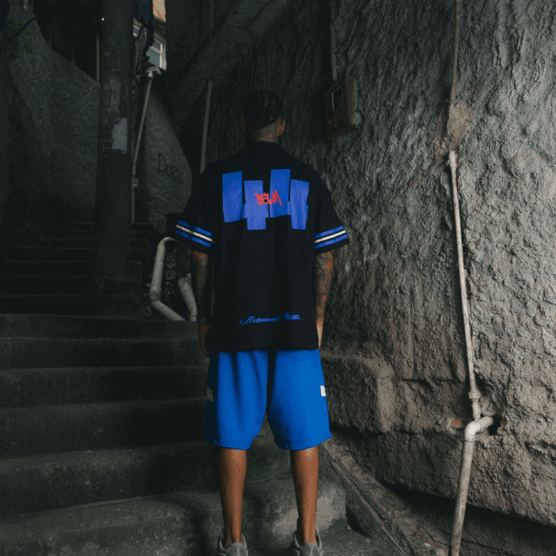 CAMISETA GOLA V OVERSIZED