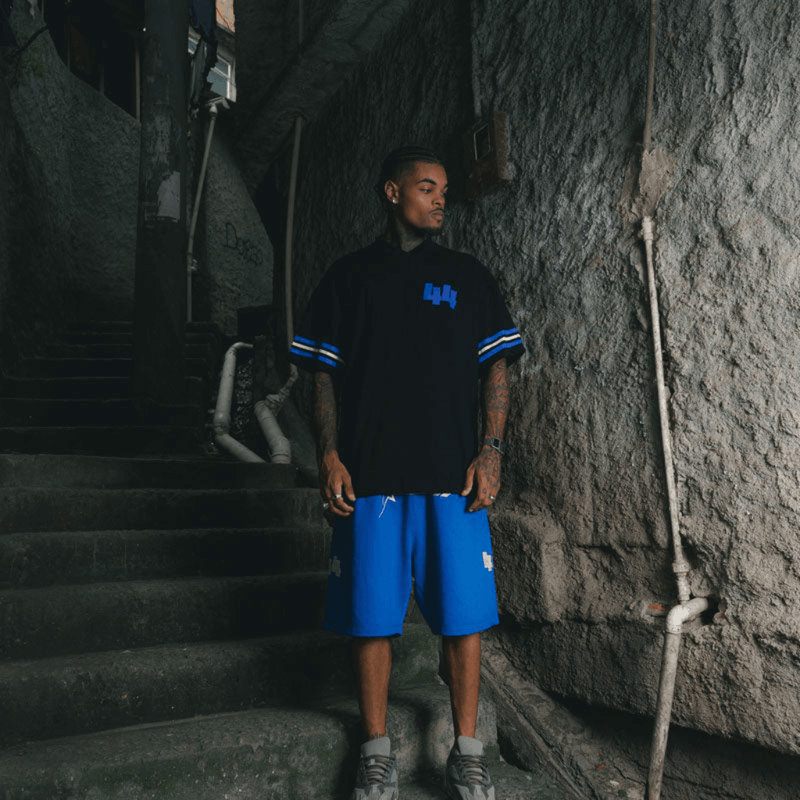 CAMISETA GOLA V OVERSIZED