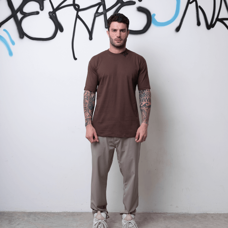 CAMISETA BORDADA NA GOLA BELM MARROM